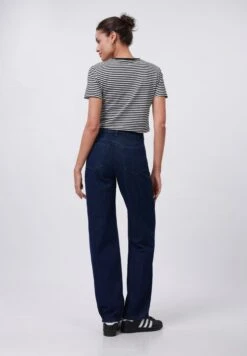 Relaxed Fit Jeans - Rinsed Denim -FOREVER 21 20c26826f9a949b4810947d3dface41e