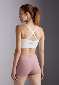 ESSENTIAL 2 PACK MEDIUM SUPPORT SPORTS BRA WITH ADJUSTABLE CROSS BACK - Medium Support Sports Bra - White/black -FOREVER 21 2665a04306c942a1b9fbb07f5d77edd3