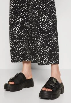 Even&Odd Jumpsuit - Black/White -FOREVER 21 4cc010655eb541c2a3f6be04998389fe