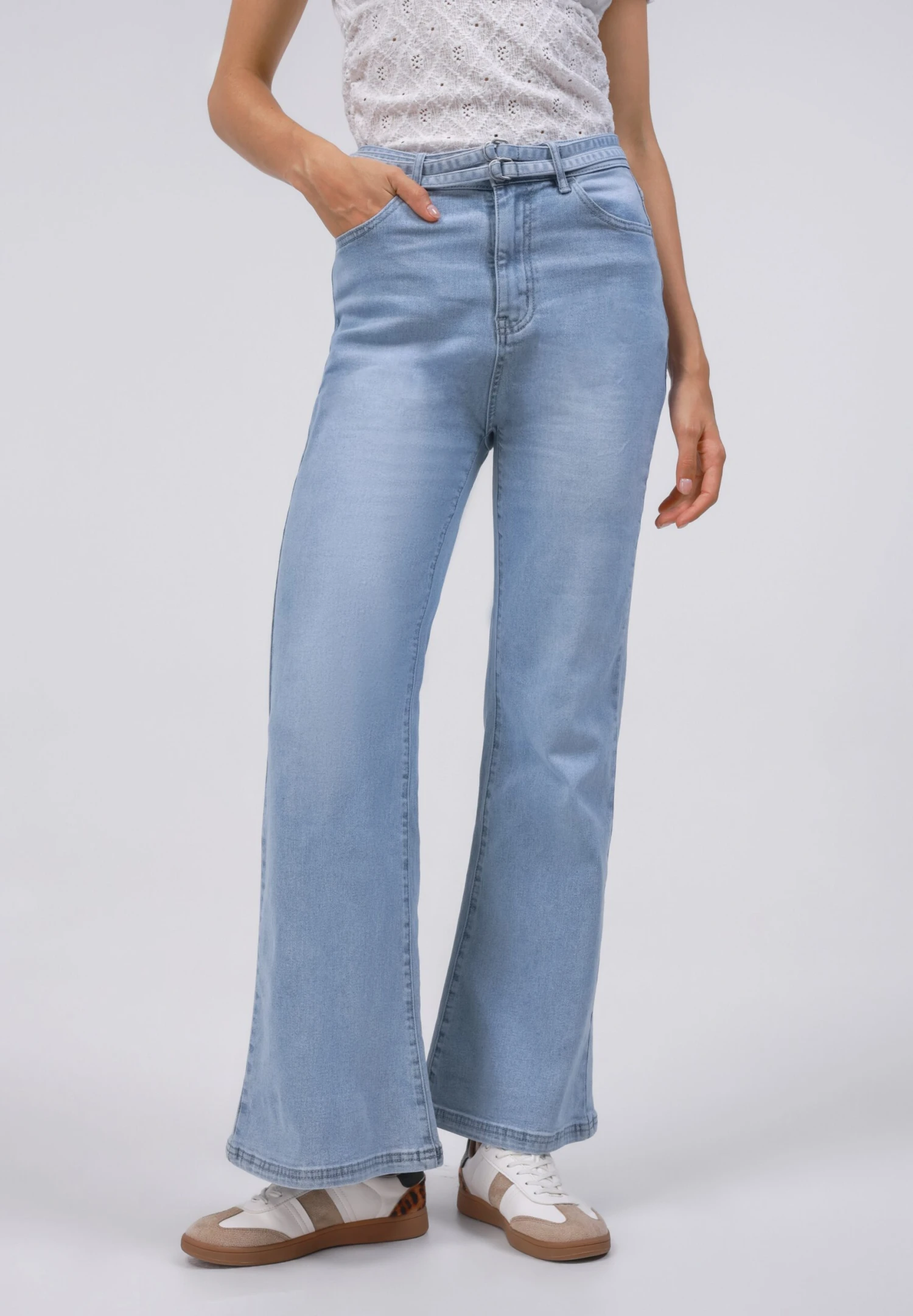 Even&Odd Flared Jeans - Light Blue Wash 3 Even&Odd Flared Jeans - Light Blue Wash