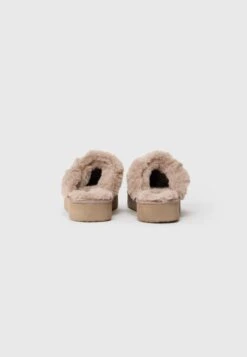 Slippers - Grey 11 Slippers - Grey -FOREVER 21 6790be92e3fa4b6c84fb4167abece9e0