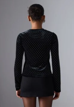Even&Odd VELVET LONG SLEEVED TOP WITH STUDS - Long Sleeved Top - Black -FOREVER 21 a39b167132614da5a3454d9ef1c618eb