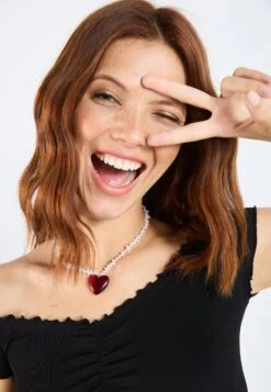 Even&Odd Necklace - White/red -FOREVER 21 a439c00a4e374d698789a4fd1768c46d