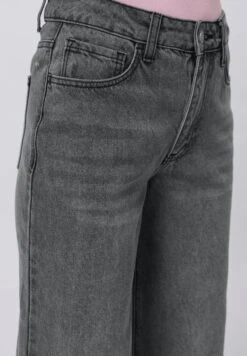 Relaxed Fit Jeans - Grey Denim 21 Relaxed Fit Jeans - Grey Denim -FOREVER 21 a59dc5af08fa413caba053248b830396