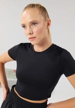 ESSENTIAL QUICK DRY CROPPED SHORT SLEEVE T-SHIRT - Basic T-shirt - Black 16 ESSENTIAL QUICK DRY CROPPED SHORT SLEEVE T-SHIRT - Basic T-shirt - Black -FOREVER 21 a6b2614b99e34217a19fc2c6ea53945a