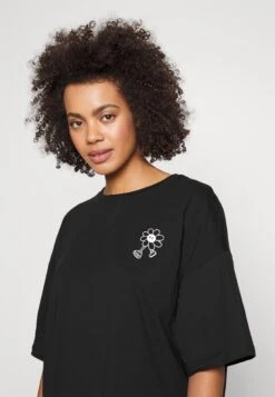 Even&Odd Liz Keep Growing Mascot / 802 - Black - Print T-Shirt - 802 - Black -FOREVER 21 bea049fb595b44f6be9139bf4434683c