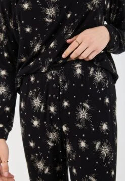 Even&Odd SET - Pyjama Set - Black 14 Even&Odd SET - Pyjama Set - Black -FOREVER 21 d1dae1d0fa8247e380c2eca0d875275b