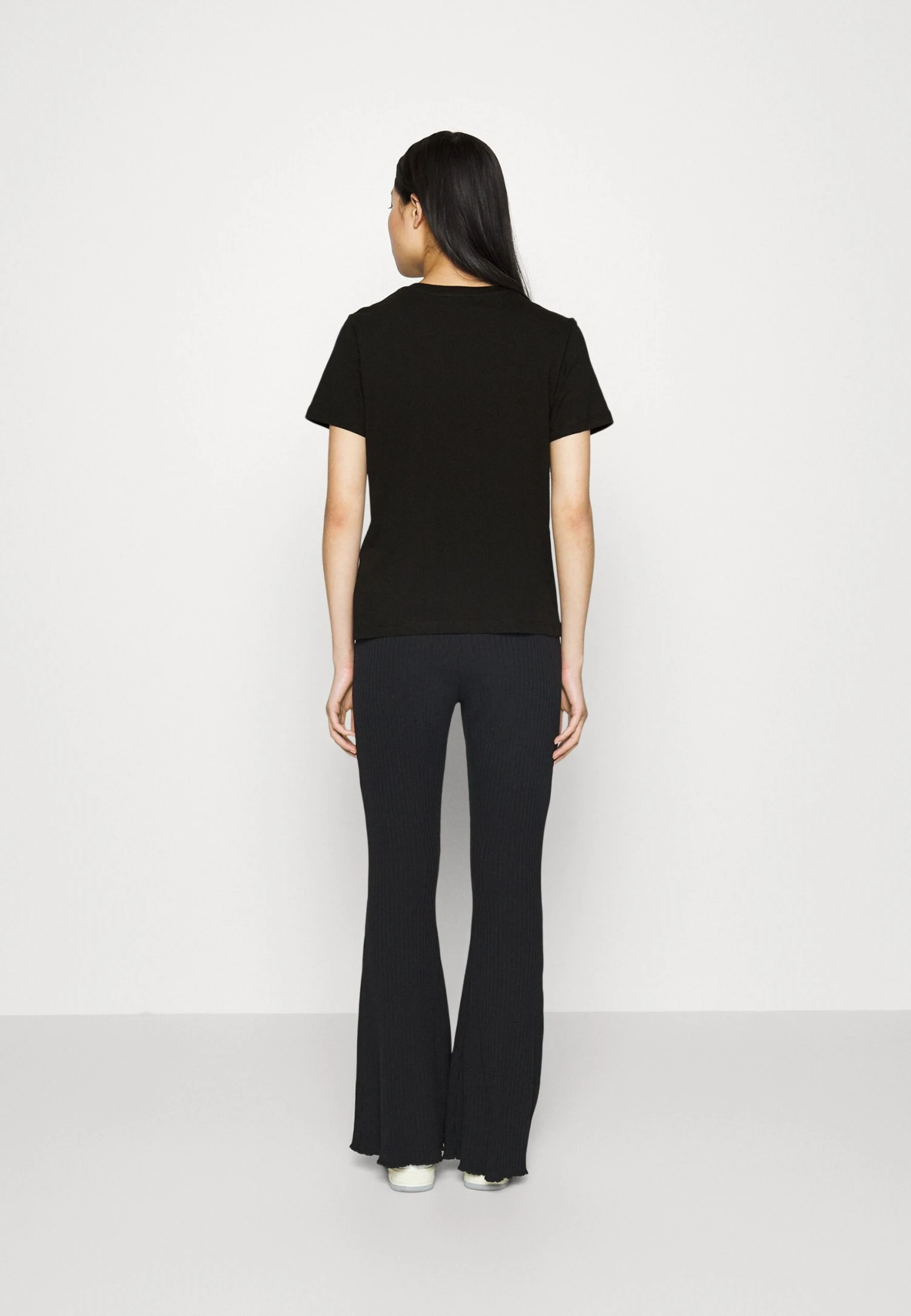 Even&Odd 2 Pack - Basic T-Shirt - Black/White 4 Even&Odd 2 Pack - Basic T-Shirt - Black/White - Image 2