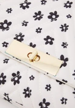 Even&Odd Handbag - Off-White -FOREVER 21 de0b4ac2c3bb40ecaf8d0421efdfc832