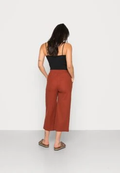 Even&Odd Trousers - Red -FOREVER 21 ec8b6e62b3034a6694df5ebfc99edb84